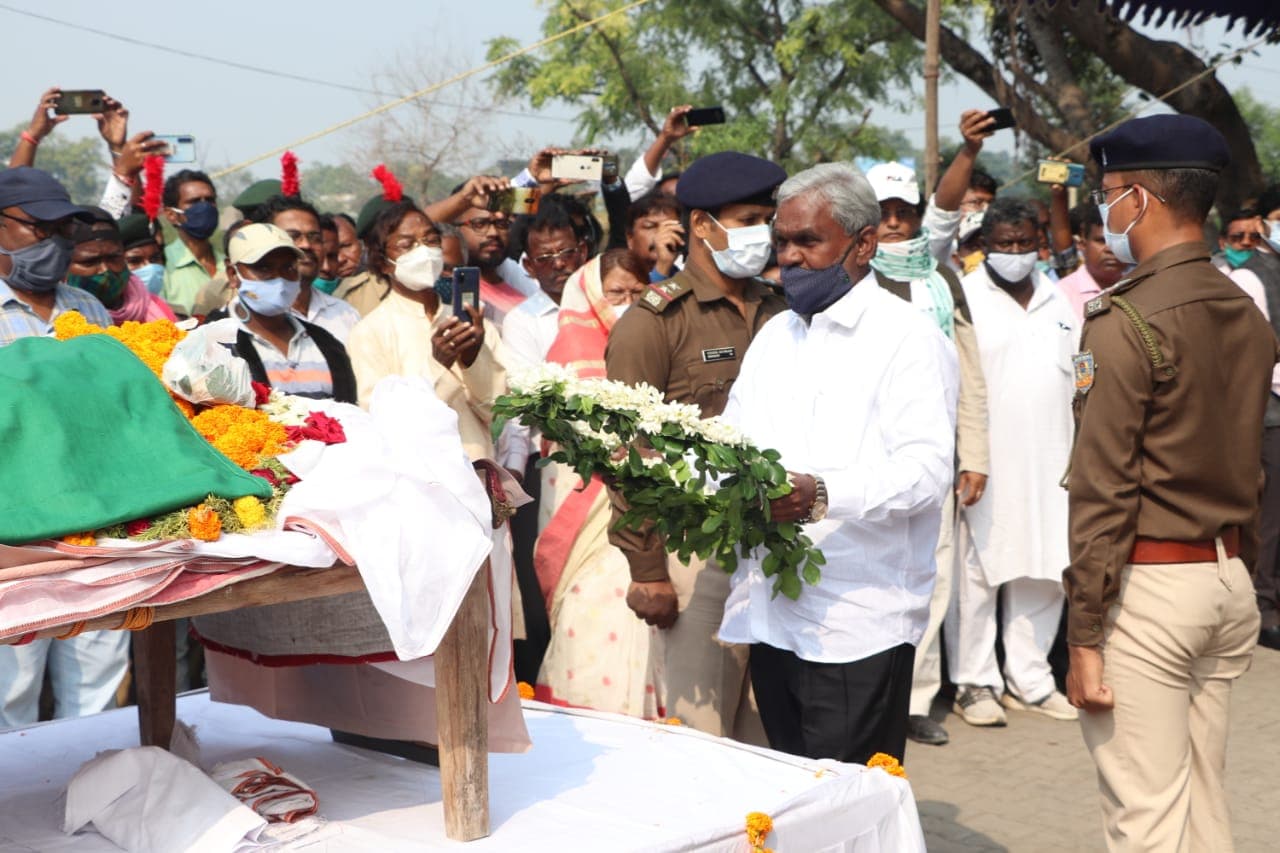 पंचतत्व में विलीन हुए पद्म श्री प्रो दिगंबर हांसदा, राजकीय सम्मान के साथ निकली शव यात्रा, See PICS