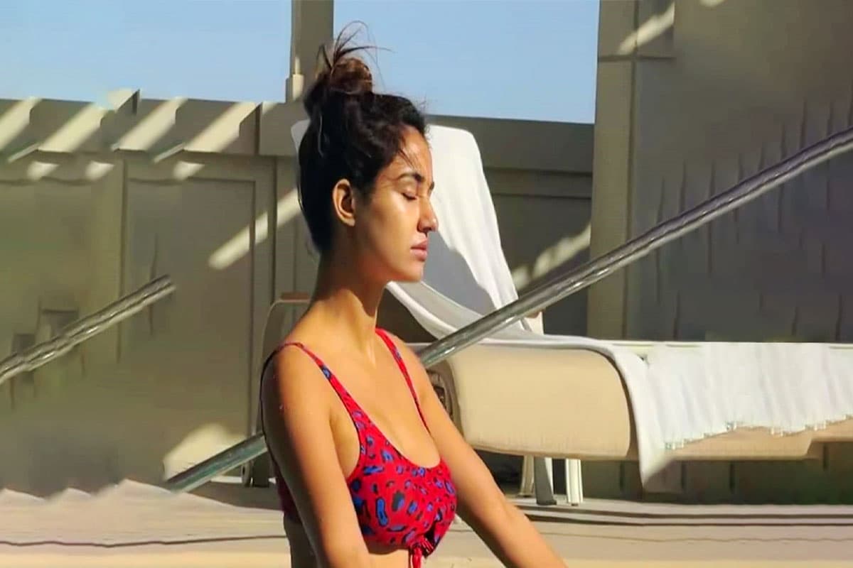 Disha Patani बनीं 'जलपरी', समंदर किनारे पिंक बिकिनी में सन बाथ लेती नजर आईं एक्ट्रेस