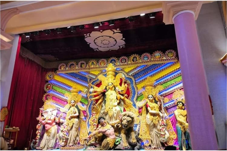 Photos : आखिर क्यों कोलकाता में बने डिजनीलैंड को देखने के लिये उमड़ रही है लोगों की भीड़