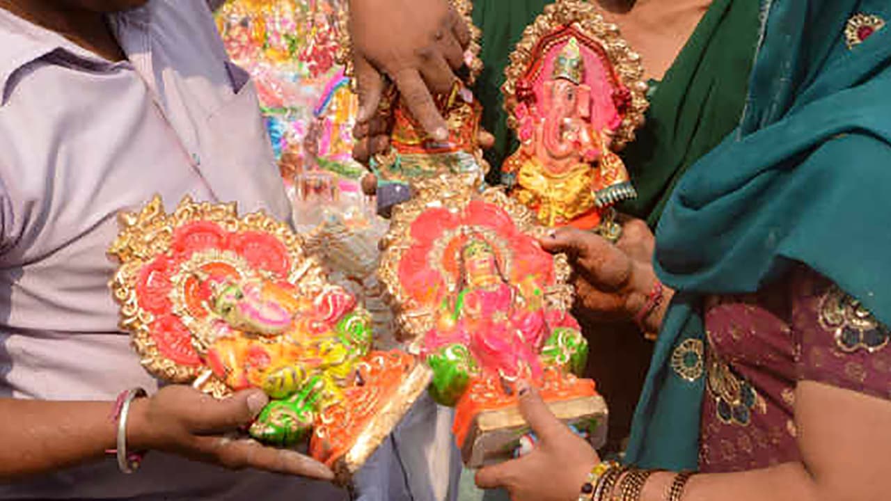 Diwali के बाजार में Mitti Ka Lakshmi Ganesh, कुबेर थैली, गोबर का दीया, गोइठा, पीतल के शंख जैसे देसी प्रोडक्ट, चाइनीज उत्पादों का हो रहा बहिष्कार