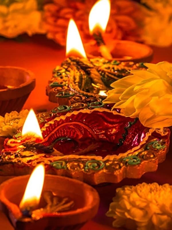 Happy Diwali 2023: दीपावली पर पूजा के लिए जरूरी हैं ये चीजें, यहां देखें पूजा सामग्री की पूरी लिस्ट
