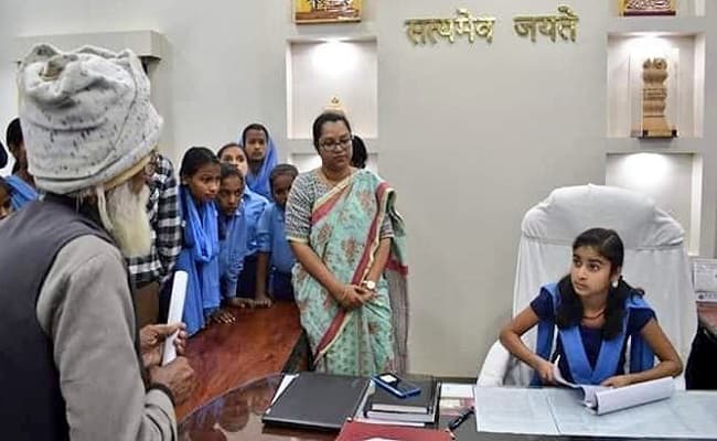 जब कक्षा 6 और 7 की लड़कियां बनी एक दिन के लिये SP और DM. कुर्सी पर बैठते ही आयीं एक्शन में...