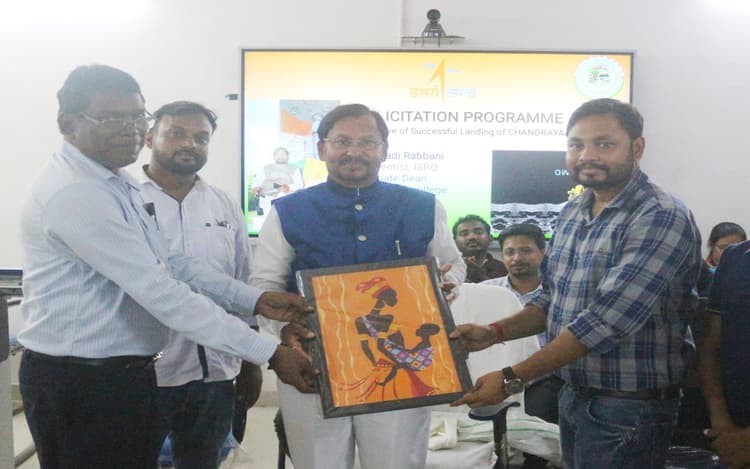 झारखंड : चंद्रयान-3 की सफलता पर खूंटपानी में इसरो के पूर्व वैज्ञानिक सम्मानित, लगाये टिकोमा का पौधा