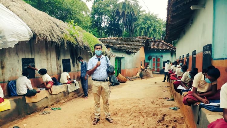 झारखंड के इस गांव में दीवारों पर होती है पढ़ाई, एक टीचर की पहल के अधिकारी से लेकर सीएम हेमंत सोरेन तक कायल