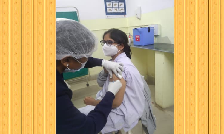 कोरोना वैक्सीन लेने के कुछ देर बाद ही रूटीन कार्य में जुटी डॉ स्तुति, किये 2 ऑपरेशन