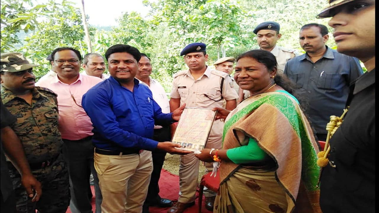 राष्ट्रपति पद की प्रत्याशी द्रौपदी मुर्मू का गुमला से है जुड़ाव,जानें बैगा-पहान ने ईश्वर से क्या मांगी थी राष्ट्रपति पद की प्रत्याशी द्रौपदी मुर्मू का गुमला से है जुड़ाव,जानें बैगा-पहान ने ईश्वर से क्या मांगी थी