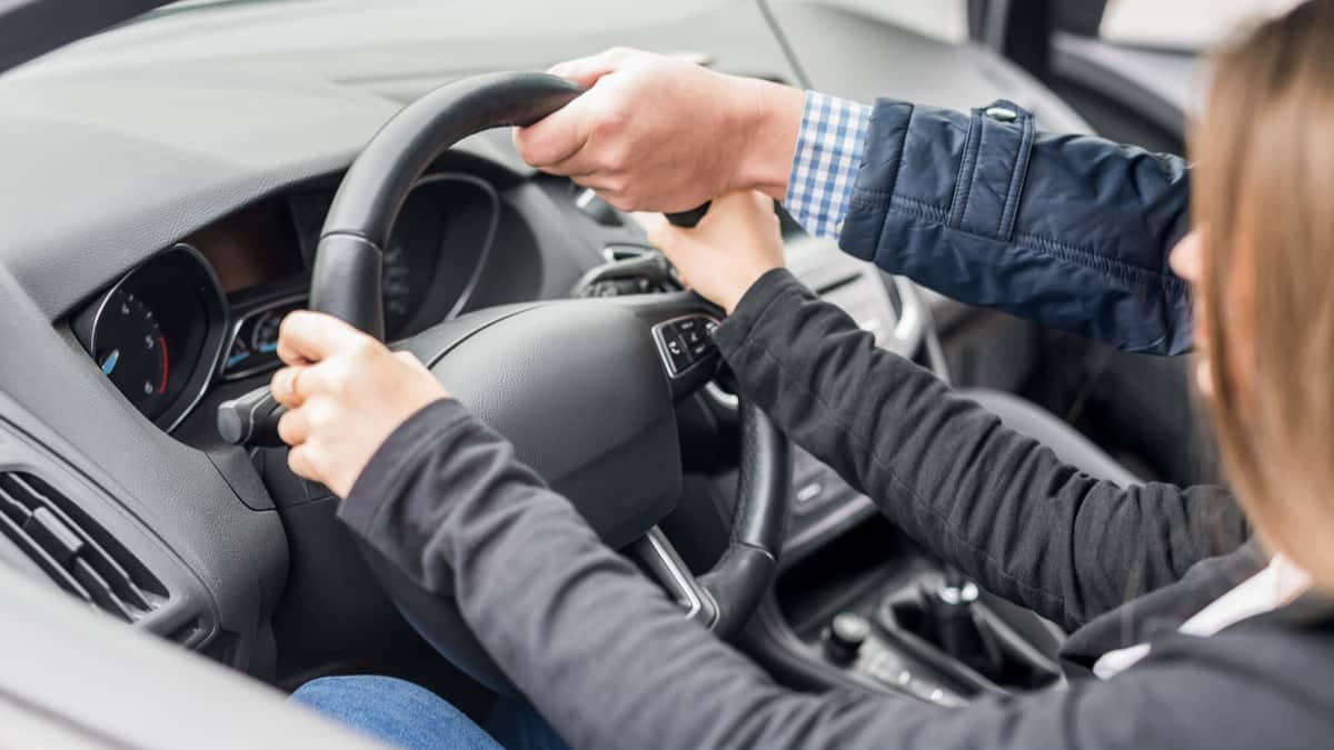 Car Driving Tips: कार चलाना इतना मुश्किल क्यों है? जाने गाड़ी चलाने का सही तरीका Car Driving Tips: कार चलाना इतना मुश्किल क्यों है? जाने गाड़ी चलाने का सही तरीका
