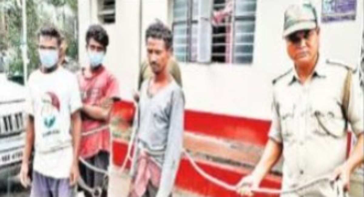 दुमका में महिला व उसके कथित प्रेमी को निर्वस्त्र घुमाया, भैंसुर, देवर, ग्राम प्रधान समेत 6 लोग गिरफ्तार