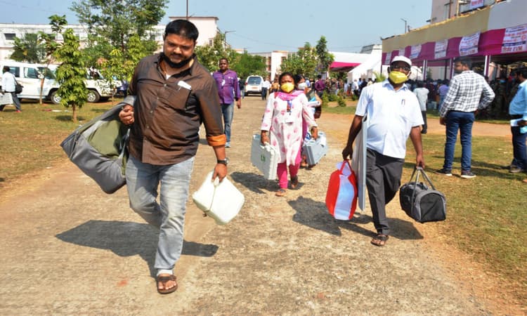 हॉट सीट बने दुमका उप चुनाव में 3 नवंबर को मतदान, 2.50 लाख वोटर करेंगे 12 प्रत्याशियों की किस्मत इवीएम में कैद