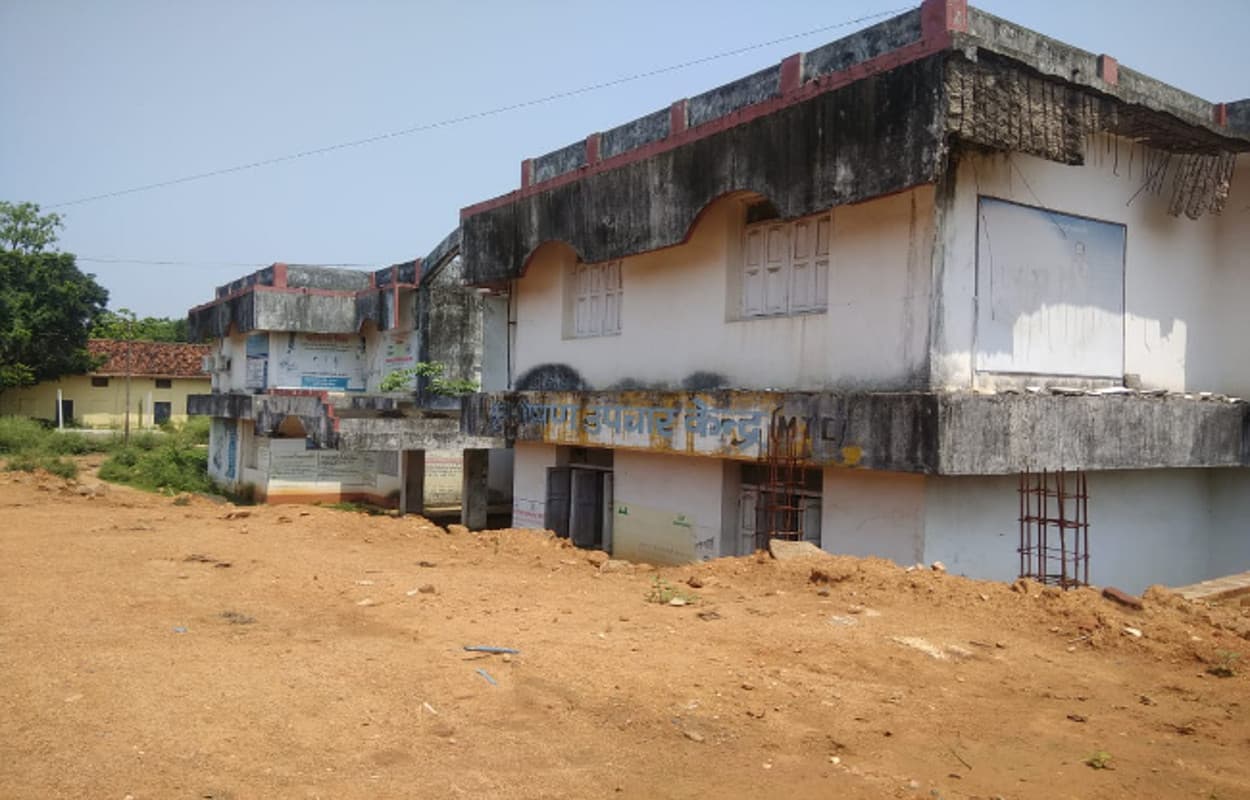 दुमका मेडिकल कॉलेज अस्पताल का कुपोषण उपचार केंद्र बदहाल, टूट-टूट कर गिर रहा है बिल्डिंग का छज्जा