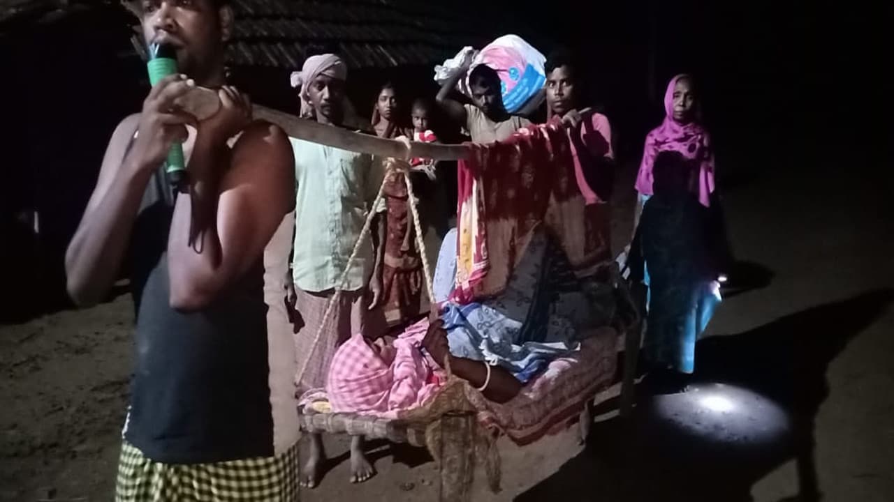 दुमका के चिचरो गांव में सड़क नहीं, मरीजों को खटिये पर ढोकर एंबुलेंस तक पहुंचाते हैं ग्रामीण