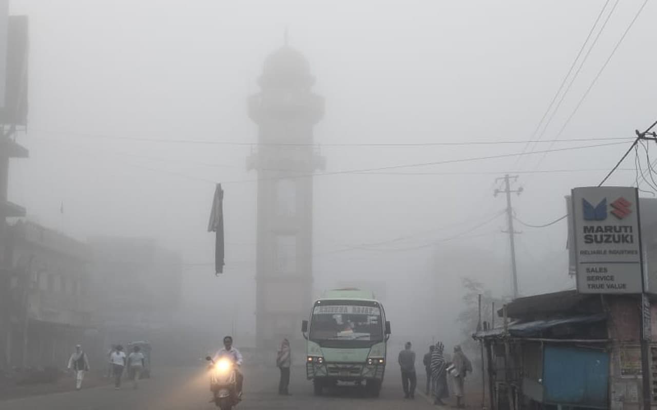 Jharkhand Weather News: दुमका में पूस की तरह दिखा चैत में कुहासा, रेंगती रही सड़कों पर गाड़ियां