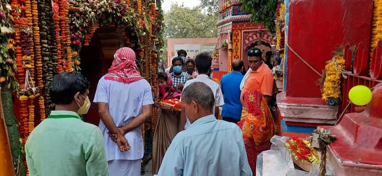 Happy Durga Ashtami 2020: रजरप्पा में भक्तों ने आदिशक्ति से की सुख-समृद्धि की कामना, दुर्गा अष्टमी पर संधि बलि से मां दुर्गा को दी पुष्पांजलि