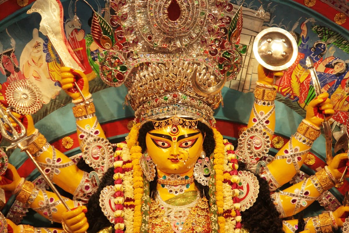 Muzaffarpur में पंडालों को अंतिम रूप देने में जुटे कारीगर, आज होगा बेल निमंत्रण पूजा, कल खुलेगा पट
