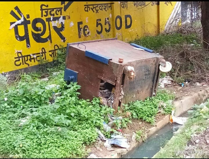 Jharkhand News : गुमला में डस्ट बिन में बीत रही विक्षिप्त युवक की जिंदगी, खाने के लिए कचरा से चुनता है चावल-रोटी