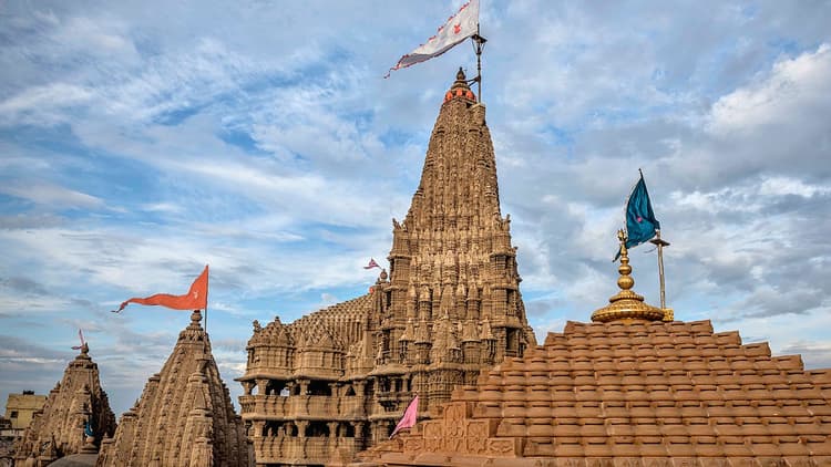 Durga Puja Patna: द्वारकाधीश मंदिर की तरह सिपारा में बन रहा पंडाल, मूर्ति बनाने में हो रहा मोतियों का इस्तेमाल