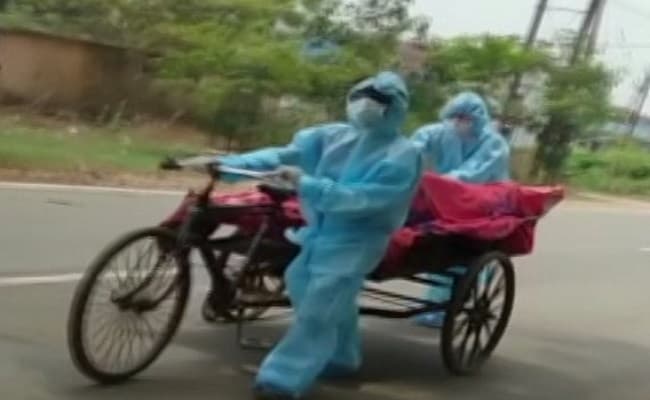 VIDEO: कूड़ा ढोने वाले ठेले पर अंतिम संस्कार के लिए शव ले गए निगमकर्मी, वीडियो हुआ वायरल तो मामले ने पकड़ा तूल, जांच के आदेश