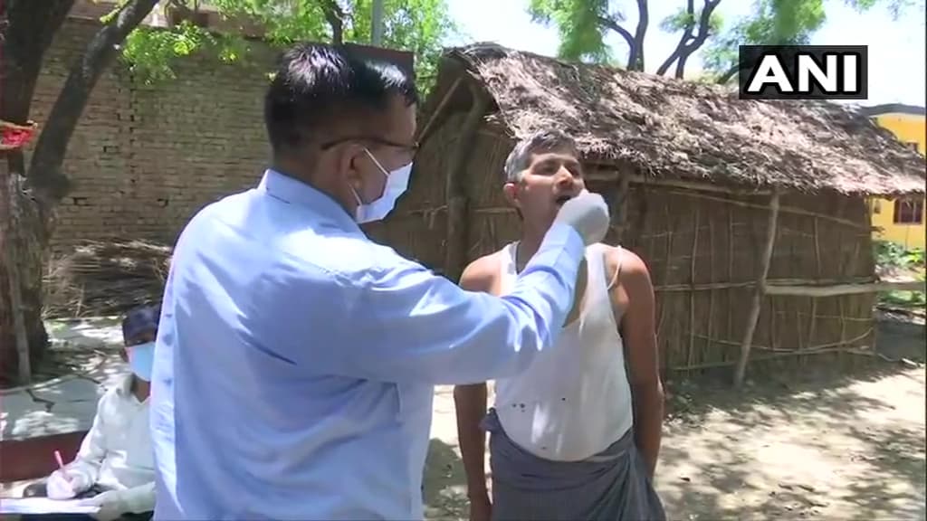 UP के इस गांव में कोरोना वैक्सीन की डर से नदी में कूदे ग्रामीण, काफी समझाने पर सिर्फ 14 लोगों ने लगवाया टीका