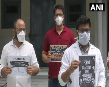 बाबा रामदेव के खिलाफ डॉक्टर्स का 'ब्लैक डे', देश भर में योग गुरु के खिलाफ प्रदर्शन