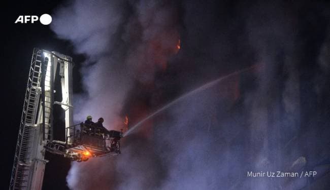 बांग्लादेश : फैक्टरी में भीषण आग लगने से 52 व्यक्तियों की मौत, जान बचाने के लिए ऊपरी मंजिल से कूदने लगे लोग