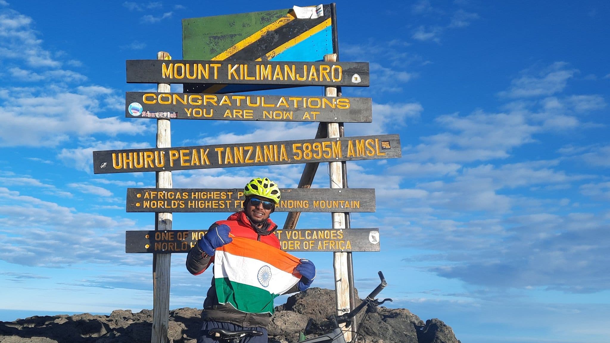 गोरखपुर के लाल ने रोशन किया देश का नाम, साइकिल से फतह की अफ्रीकी महाद्वीप की सबसे ऊंची चोटी