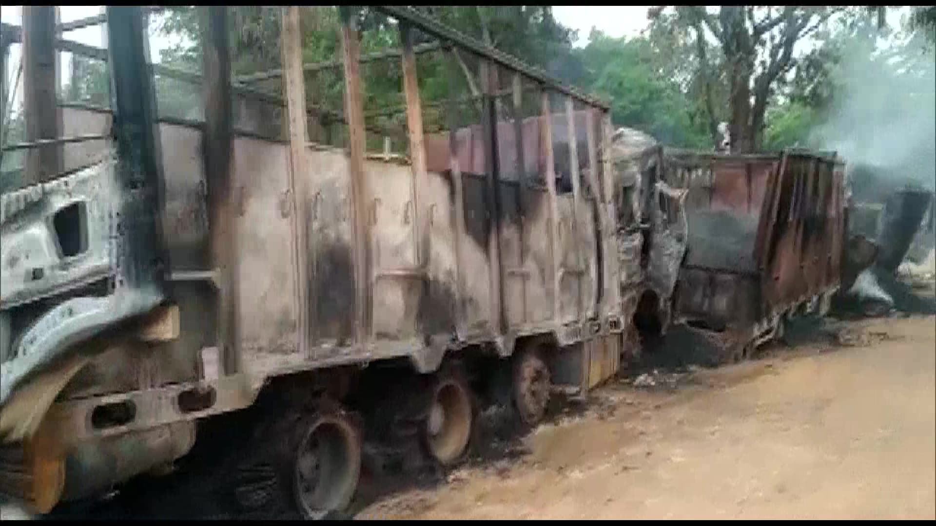 असम में नक्सलियों ने फूंक दिये ड्राइवर सहित सात ट्रक, 5 चालकों की जिंदा जलकर मौत, एक घायल असम में नक्सलियों ने फूंक दिये ड्राइवर सहित सात ट्रक, 5 चालकों की जिंदा जलकर मौत, एक घायल