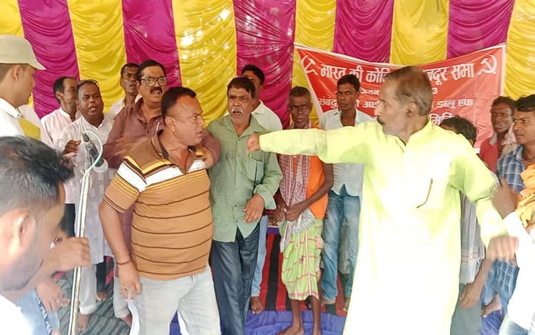 झारखंड : राजनीतिक अखाड़ा बना इसीएल मुगमा एरिया, मासस समर्थकों ने पूर्व विधायक के चाचा के साथ की धक्का-मुक्की