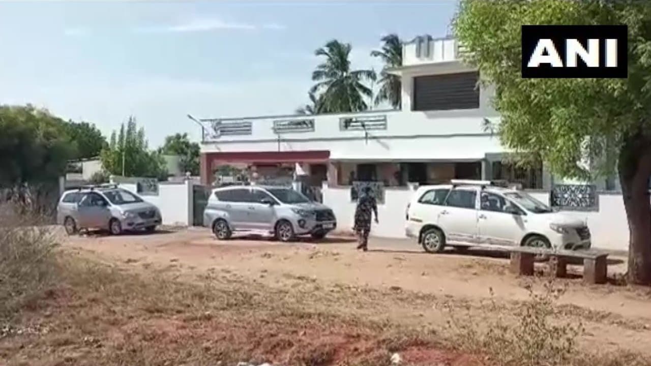 मनी लॉन्ड्रिंग मामला : तमिलनाडु के बिजली मंत्री वी सेंथिल बालाजी के घर पर ईडी की छापेमारी मनी लॉन्ड्रिंग मामला : तमिलनाडु के बिजली मंत्री वी सेंथिल बालाजी के घर पर ईडी की छापेमारी