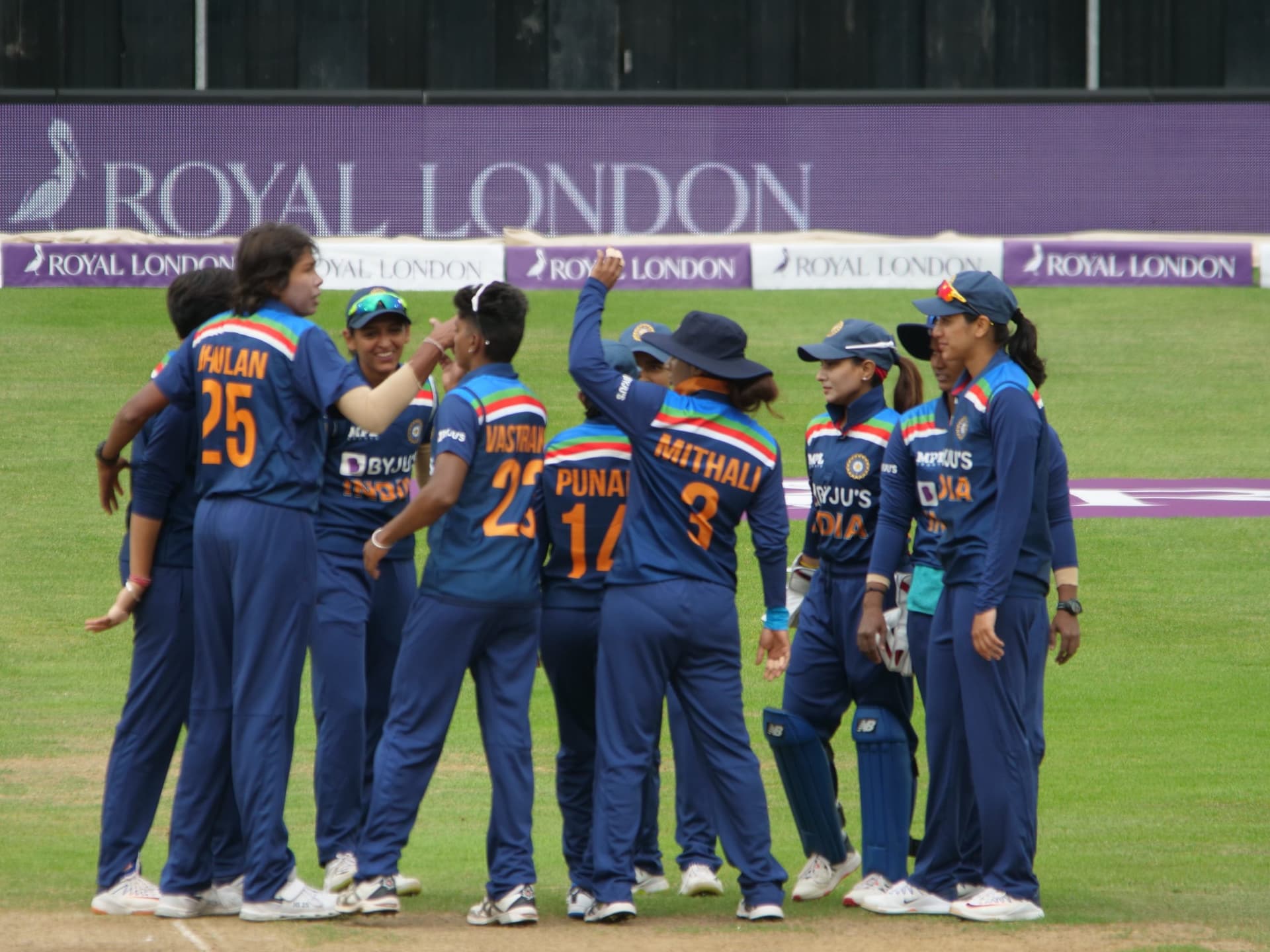 IND vs ENG W: इंग्लैंड के खिलाफ सीरीज में वापसी पर होंगी टीम इंडिया की निगाहें, दूसरा वन-डे आज, जानें मैच से जुड़ी हर बात IND vs ENG W: इंग्लैंड के खिलाफ सीरीज में वापसी पर होंगी टीम इंडिया की निगाहें, दूसरा वन-डे आज, जानें मैच से जुड़ी हर बात