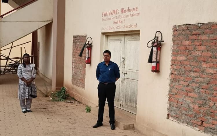EVM वेयर हाउस पहुंचे रांची डीसी राहुल कुमार सिन्हा, बोले-भारत निर्वाचन आयोग के निर्देशों का करें पालन