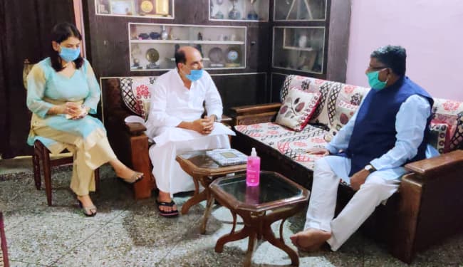 बॉलीवुड अभिनेता सुशांत सिंह राजपूत के पिता से मिले केंद्रीय कानून मंत्री, कहा- सुशांत के निधन से फिल्मों में कम हो जायेगी रचनात्मक अभिनय