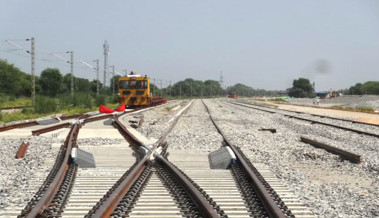 ईस्टर्न डेडिकेटेड फ्रेट कॉरिडोर से जुड़
गया बिहार, ट्रेनों की रफ्तार बढ़ने के साथ-साथ जानें अन्य फायदे...