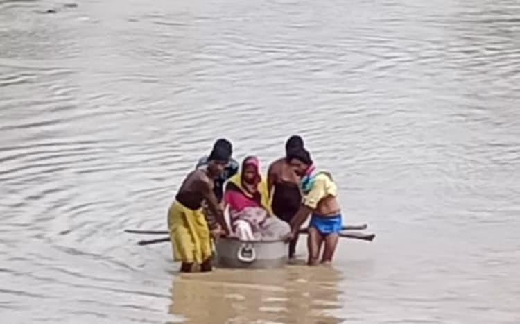 बड़े बर्तन में बैठाकर गर्भवती को नदी के पार अस्पताल पहुंचाया, डॉक्टर की लापरवाही ने ले ली बच्चे की जान