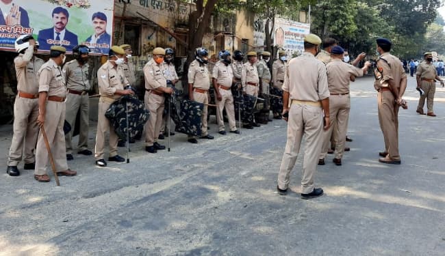 बाबरी मस्जिद ढहाये जाने का फैसला सुनाये जाने से पहले त्रिस्तरीय सुरक्षा घेरे में लिया गया अदालत परिसर