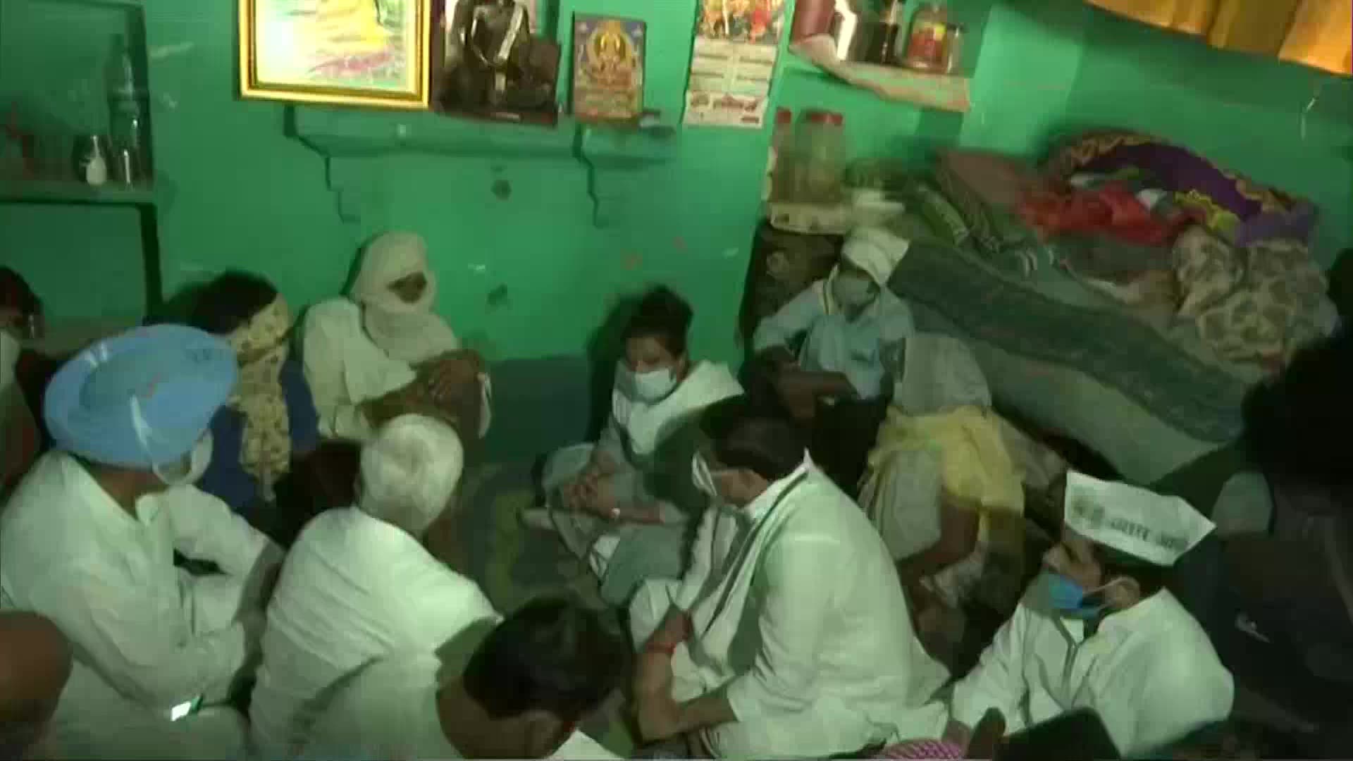 आम आदमी पार्टी के नेता संजय सिंह पर हाथरस में स्याही फेंका, वापस जाओ-वापस जाओ के नारे लगाये