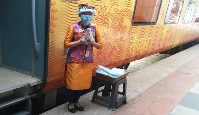 IRCTC Tejas Express: पटरियों पर दोबारा दौड़ने तेजस एक्सप्रेस, यात्रियों को दी जा रही है कई तरह की सुविधाएं, जानिए कैसे होगा फायदा
