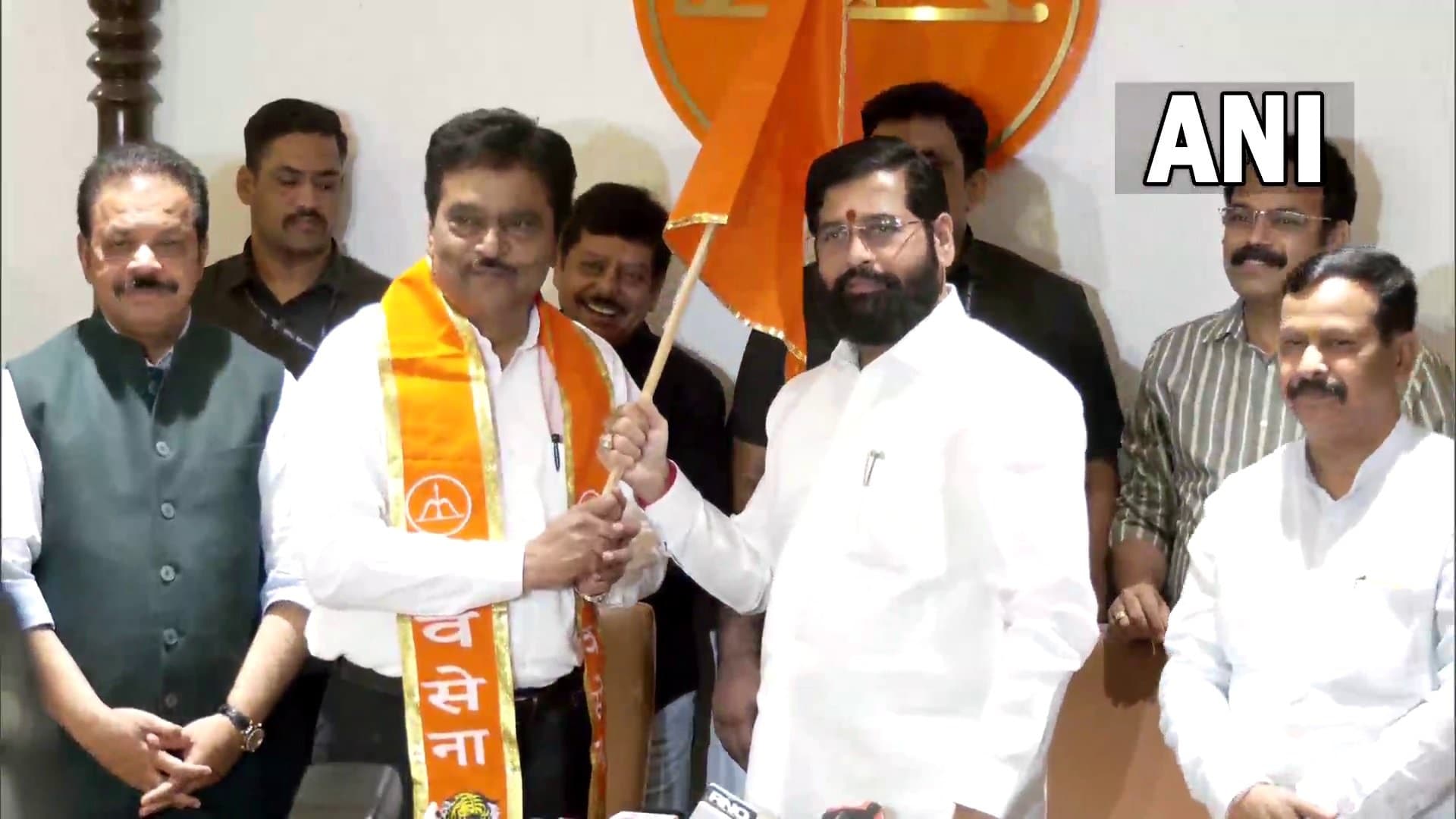 उद्धव ठाकरे को एक और झटका, एकनाथ शिंदे की शिवसेना में शामिल हुए पूर्व स्वास्थ्य मंत्री दीपक सावंत उद्धव ठाकरे को एक और झटका, एकनाथ शिंदे की शिवसेना में शामिल हुए पूर्व स्वास्थ्य मंत्री दीपक सावंत