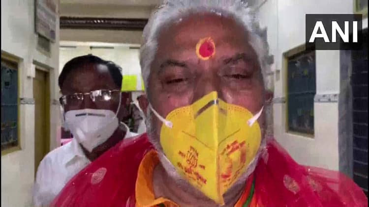 Gaya Bihar Election 1st Phase Voting : भाजपा प्रत्याशी सह कृषि मंत्री पर केस दर्ज करने का आदेश, पार्टी निशान वाले मास्क पहन पहुंचे थे वोट देने