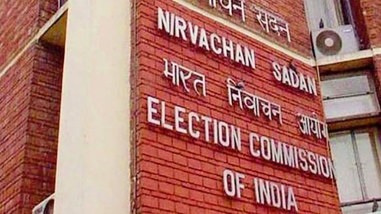 Assembly Elections 2022: पांच राज्यों के चुनाव से पहले खुले मैदान में जनसभा पर आयोग का बड़ा फैसला Assembly Elections 2022: पांच राज्यों के चुनाव से पहले खुले मैदान में जनसभा पर आयोग का बड़ा फैसला