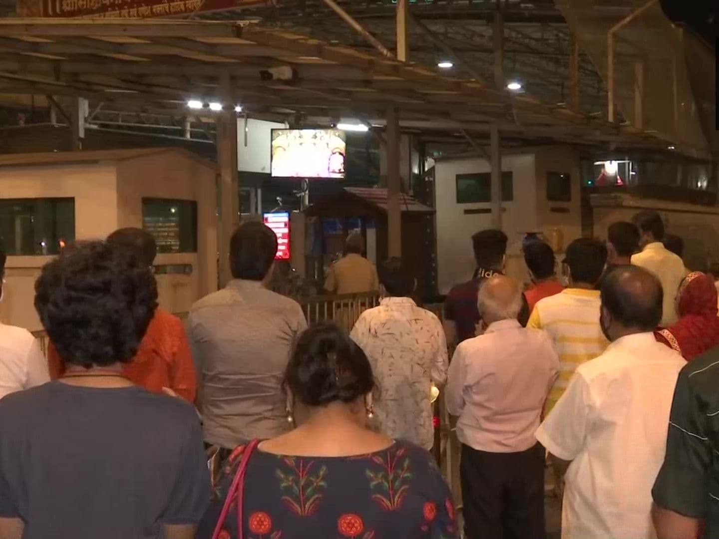 महाराष्ट्र में 8 महीने बाद खुले मंदिर के कपाट, दर्शन के लिए इन नियमों का करना होगा पालन, सिद्धिविनायक में उमड़े श्रद्धालु