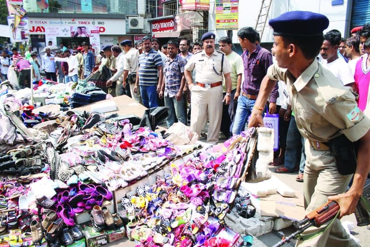 एमजीएम के समीप से हटायी गयीं अतिक्रमित फुटपाथी दुकानें, वाहनों की पार्किंग हुई शुरू
