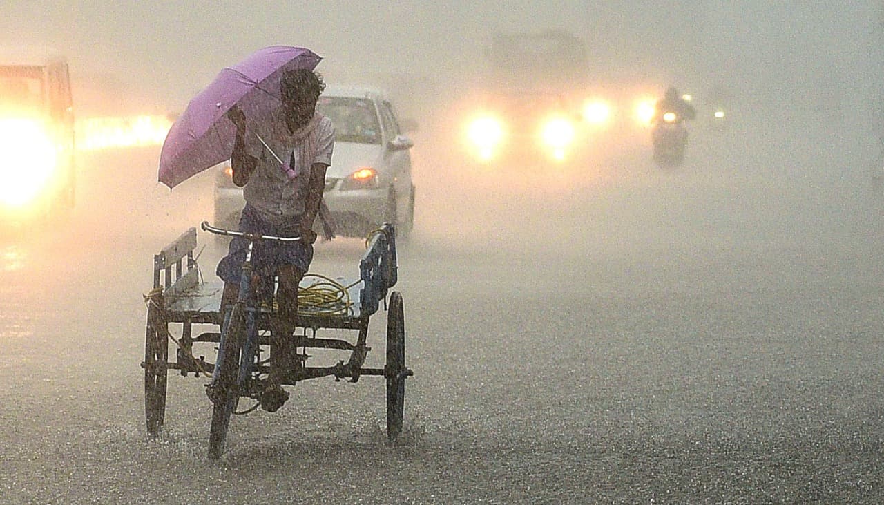 बिहार में बारिश देगी दस्तक, जानिए चक्रवात का कब से दिखेगा असर, कल से कैसा रहेगा आपके जिले का मौसम..