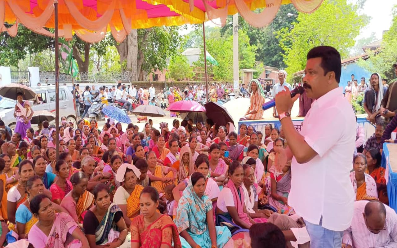 सिमडेगा : बिजली समस्या को लेकर झापा ने दिया धरना, एनोस एक्का बोले- क्षेत्र की समस्या पर किसी ने नहीं लिया सुध