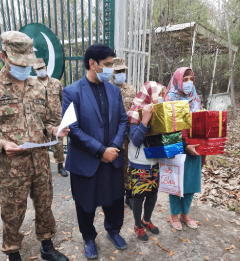 PoK से रास्ता भटक कर भारत आयी दो लड़कियों को आर्मी ने तोहफे के साथ वापस भेजा, देखें VIDEO