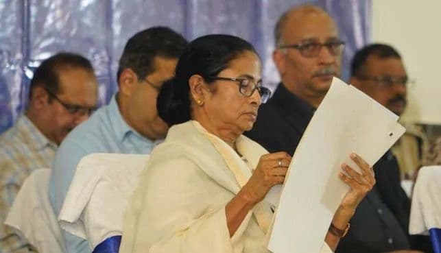 ममता बनर्जी के ‘जंबो कैबिनेट’ के नामों का एलान, 43 मंत्रियों में पुराने और नए चेहरे भी शामिल ममता बनर्जी के ‘जंबो कैबिनेट’ के नामों का एलान, 43 मंत्रियों में पुराने और नए चेहरे भी शामिल