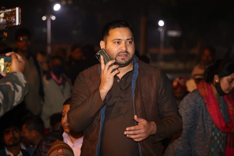 Bihar Politics: 'मैं तेजस्वी यादव बोल रहा हूं DM साहब' , Video वायरल, JDU-BJP का पलटवार