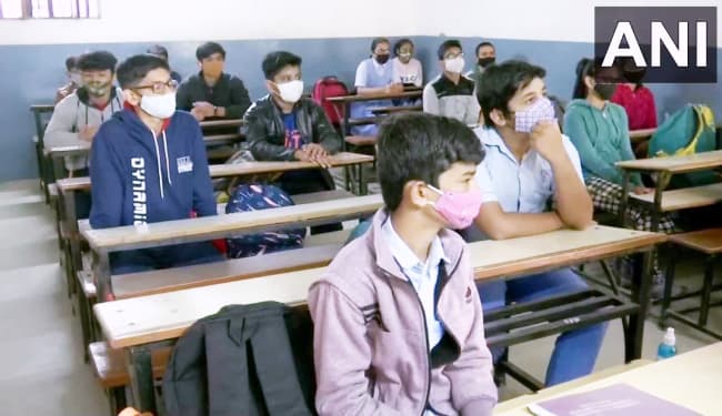 School Re-open: गुजरात में आज से खुल गये स्कूल, 9वीं-11वीं के छात्र MWF और 10वीं-12वीं के छात्र TTS प्रणाली के तहत आयेंगे स्कूल