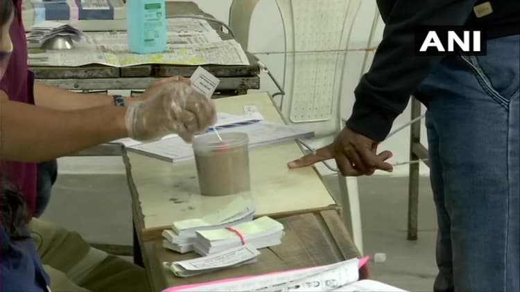 Gujarat Local Body Election Results 2021: गुजरात पंचायत चुनाव में बड़ी बढ़त की ओर बीजेपी, आज का भी प्रदर्शन बेहतर, कांग्रेस को नुकसान