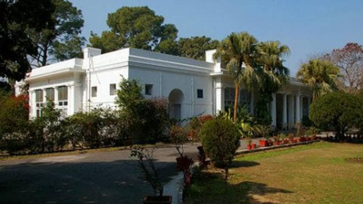 आवास खाली नहीं कर रहे पूर्व मंत्री व विधायक