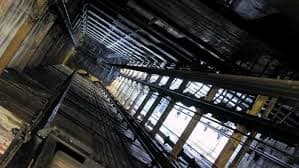 मून सिटी के लिफ्ट से गिर कर पूर्व सैनिक की मौत